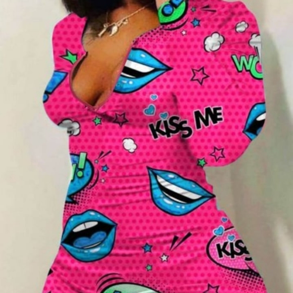 "Kiss Me" Short Onesies - Picture 1 of 2